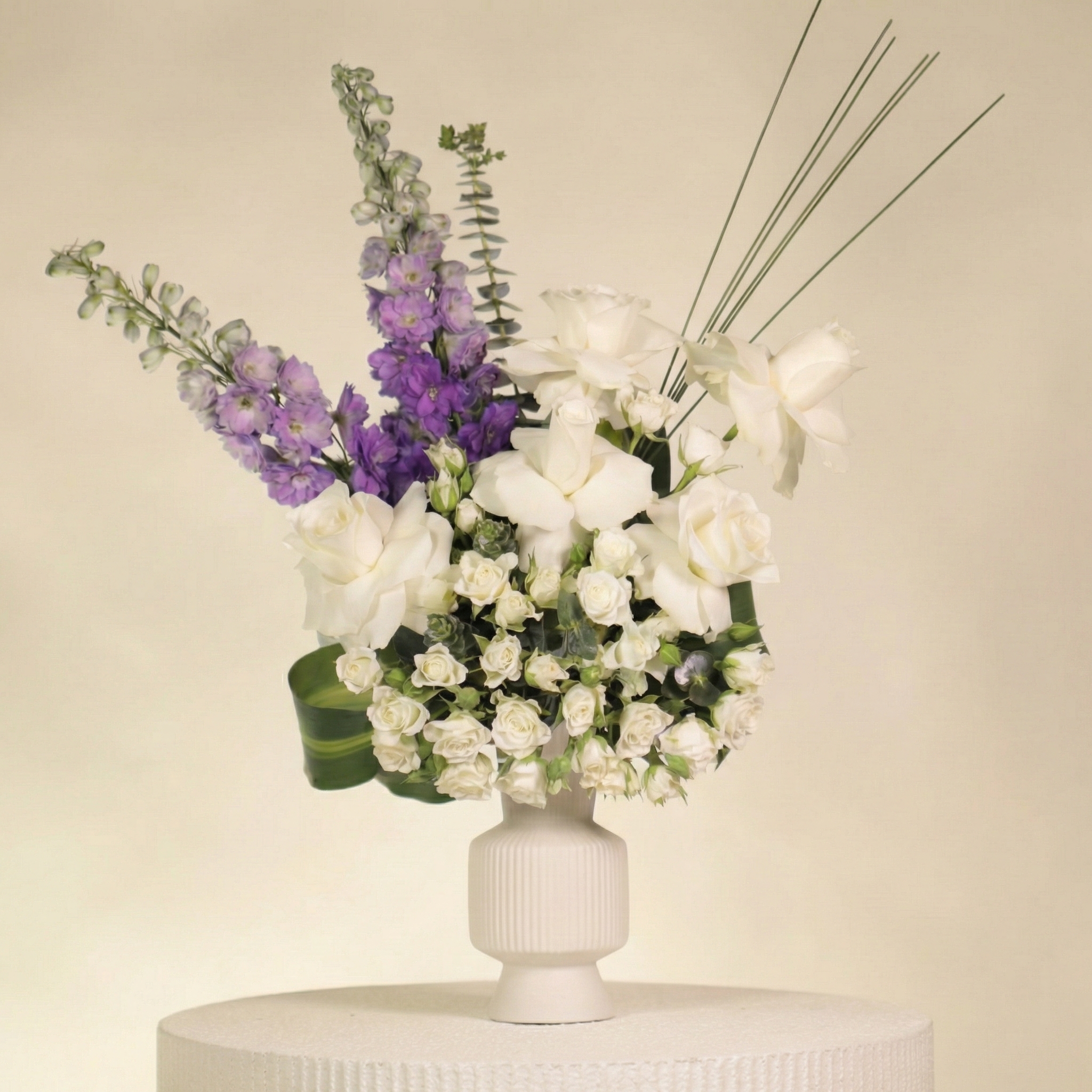 فازة الأناقة البيضاء