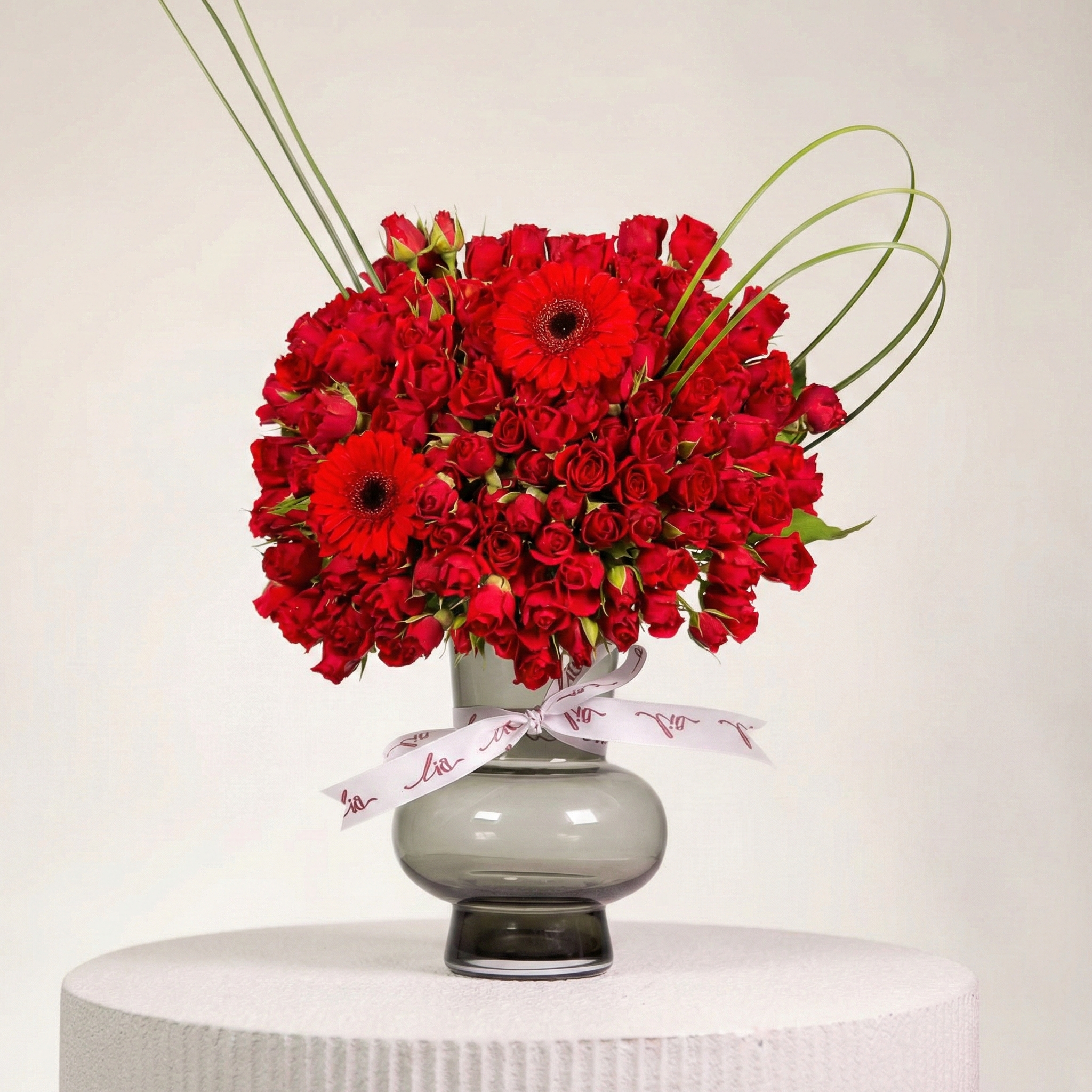 فازة جوري أحمر صغير مبهجة