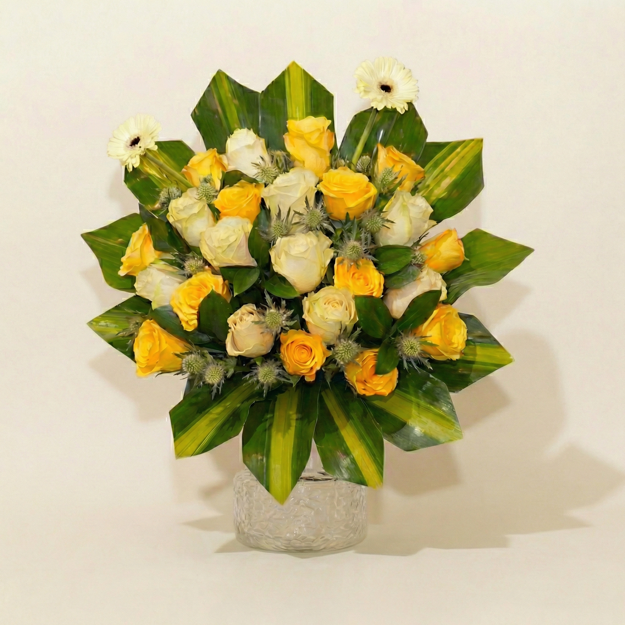 فازة الورد الأصفر والأبيض